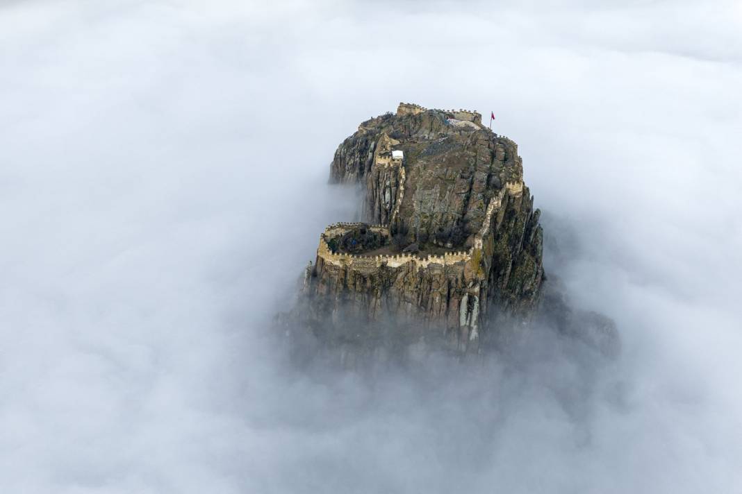 Yüzüklerin Efendisi sahnesi değil, burası Türkiye! Şehir kayboldu, tarihi kale 'Gökyüzü Adası'na dönüştü 6